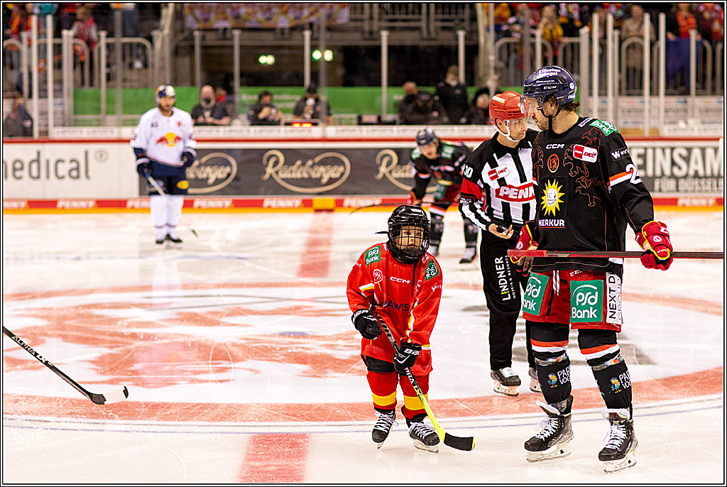 PENNY DEL Viertelfinale 4. Spiel; Duesseldorfer EG - Red Bull Muenchen; Duesseldorf, 16.04.2022